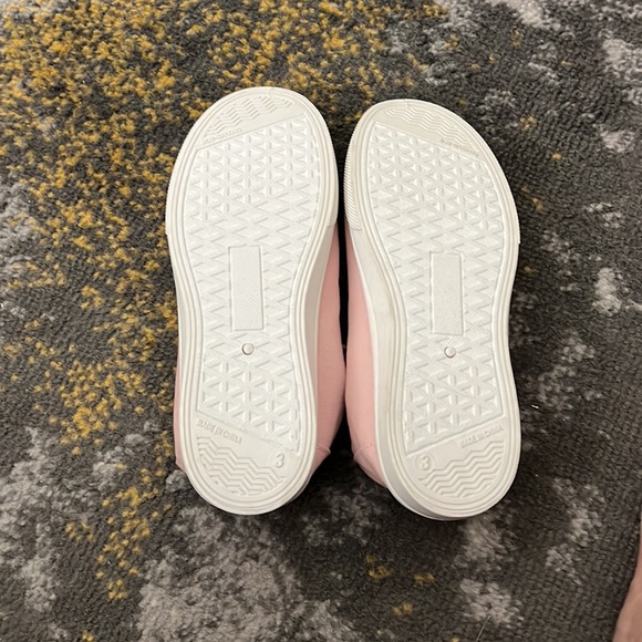 SO Kohls brand slip on shoe. kids size 3 pink. Never worn. - Picture 2 of 3